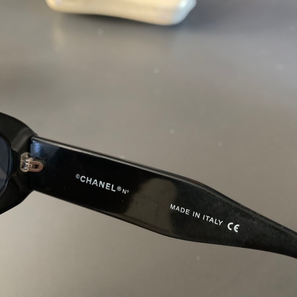 Vintage Chanel quilted sunglasses. - Picture 3 of 10